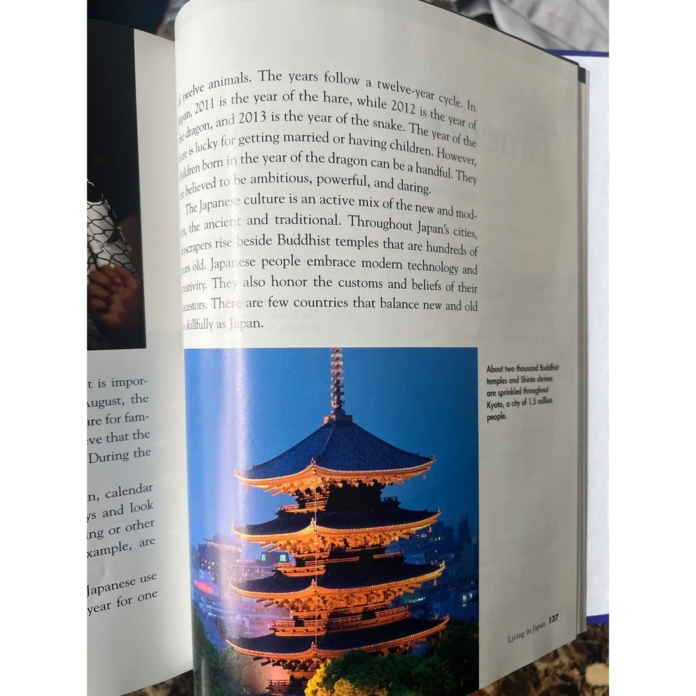 Japan Enchantment of the World Second Series‎ Barbara Somervill Scholastic Book